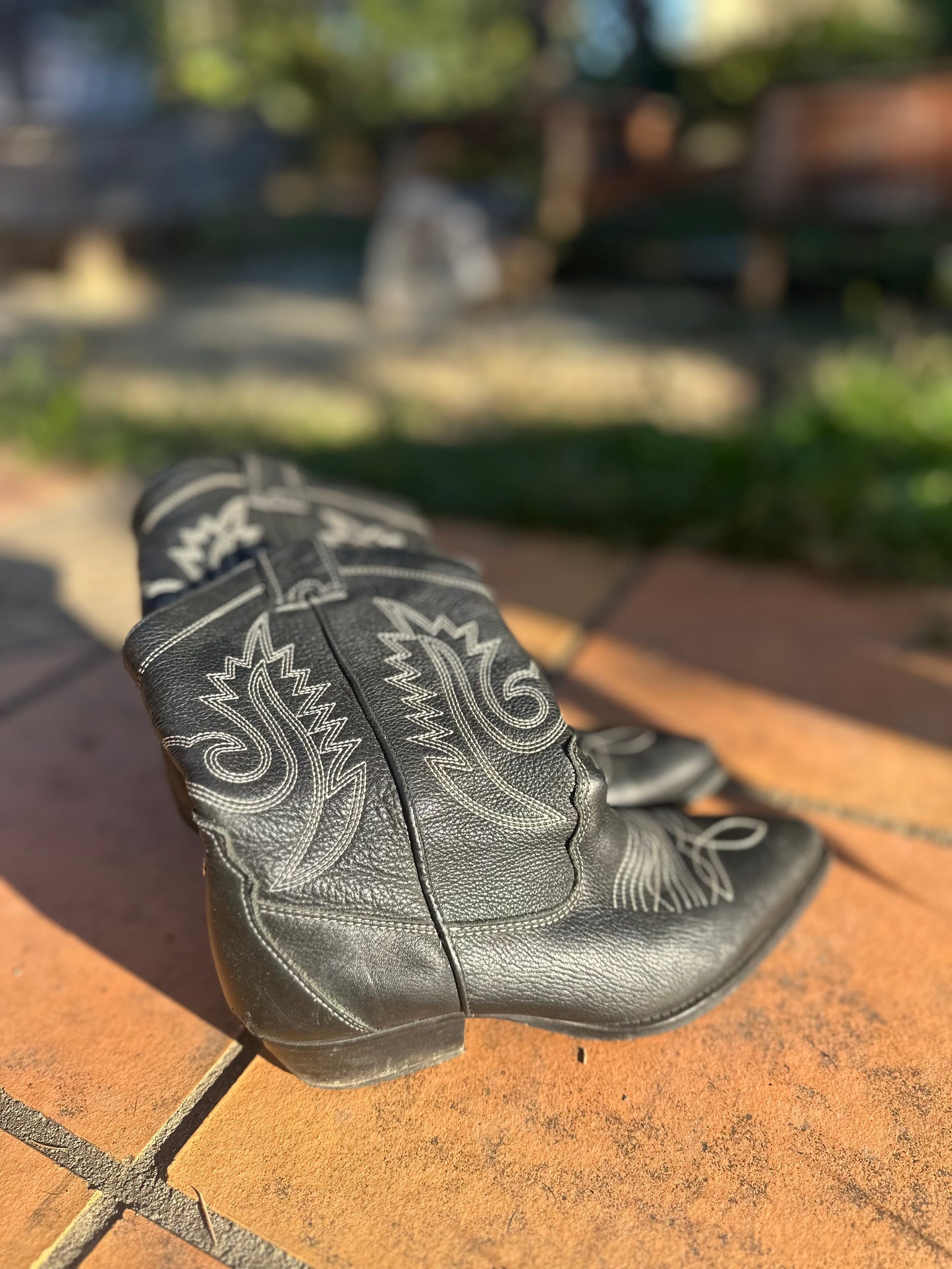 Santiags noires à surpiqûres blanches